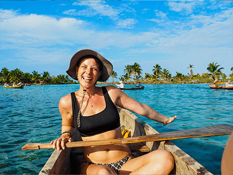 Speedboat crossing between the San Blas islands